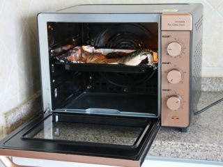 香辣烤鱼,烤盘放入预热好的烤箱内。