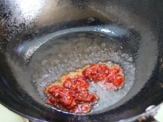 香辣烤鱼,炒锅烧热之后倒入适量的食用油，中小火，放三大勺郫县豆瓣酱。