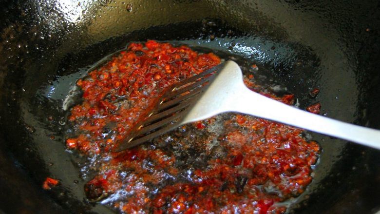 香辣烤鱼,煸出红油。