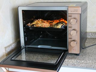 香辣烤鱼,放回烤箱，220度热风循环模式继续烤6-8分钟。