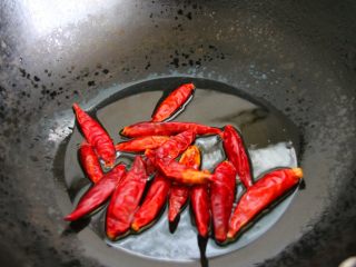 香辣烤鱼,炒锅倒入半碗食用油，先小火炒好花生米，捞出花生米之后，放入辣椒和花椒，小火煸出香味。