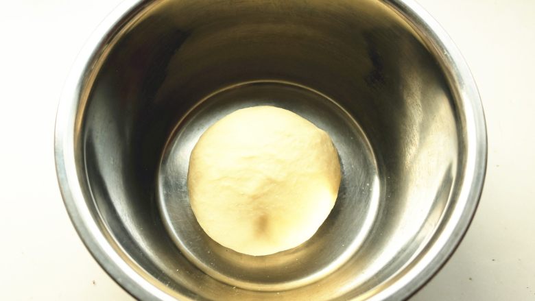 香酥粒迷你香蕉热狗,揉成面团，放到温暖的地方盖保鲜膜发酵。