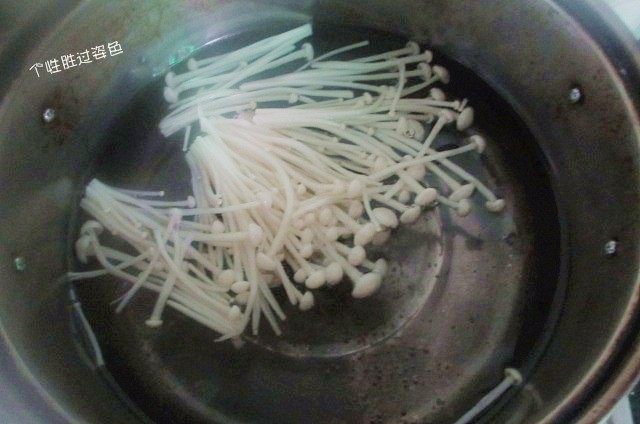 凉拌豆腐皮,烧锅开水，把洗干净的金针菇放入热水里篡烫