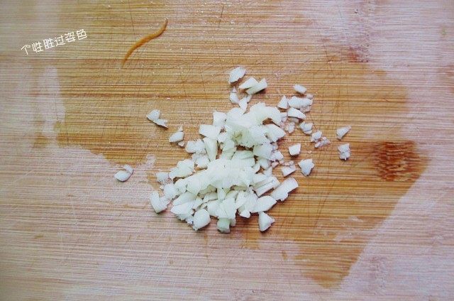 凉拌豆腐皮,蒜瓣去皮，用刀拍碎，然后用刀切成蒜末待用