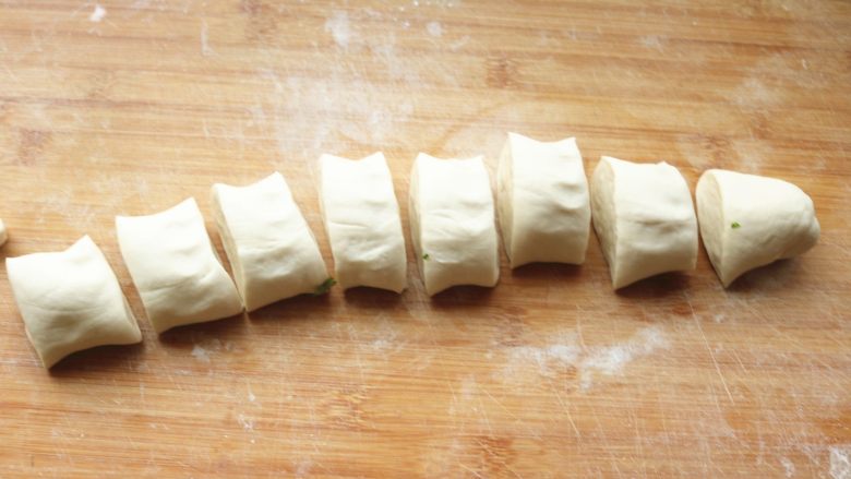 土豆丝卷饼,面团分成8份。