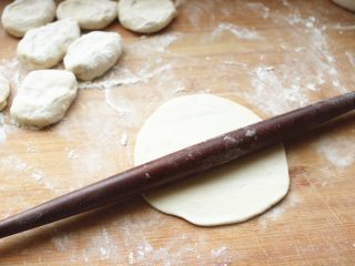 土豆丝卷饼,取一个面剂子，按平，用擀面杖擀大一点。