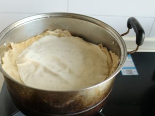 土豆丝卷饼,蒸锅加水，烧开后，篦子上垫一个纱布，把擀好的饼放在篦子上。