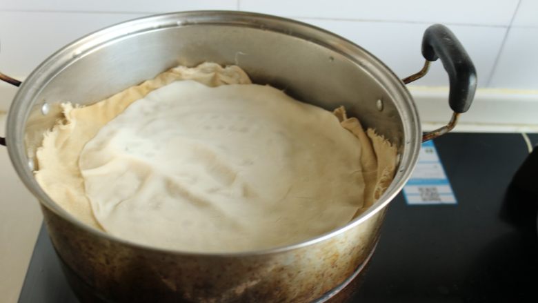 土豆丝卷饼,蒸锅加水，烧开后，篦子上垫一个纱布，把擀好的饼放在篦子上。