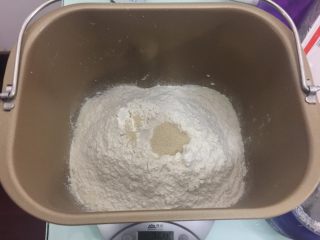 培根芝士面包卷,先放入牛奶、鸡蛋、盐、砂糖，再放入高粉和酵母，用面包机开始和面