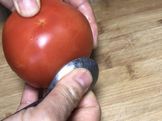 金针菇番茄汤,番茄用勺子将外皮刮松，就可以轻松剥下外皮了