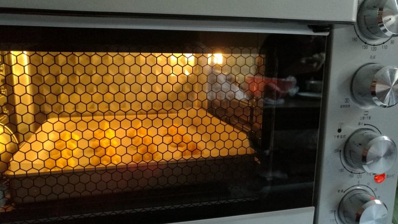 草莓泡芙,送入预热好的烤箱，210度烤10分钟，转150度继续烘烤18分钟即可。