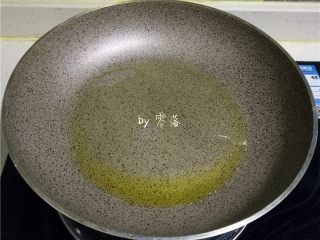 柠香鱼柳,不粘锅里调入适量橄榄油，烧热；