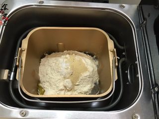 板栗馅柔软小餐包,除了板栗馅和蜜糖水，将配方中剩下的食材倒入面包机桶内