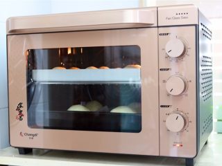 板栗馅柔软小餐包,面包醒发后，接通烤箱电源，选择后旋风加热功能【可以多层烘烤】以210度，烘烤10分钟。