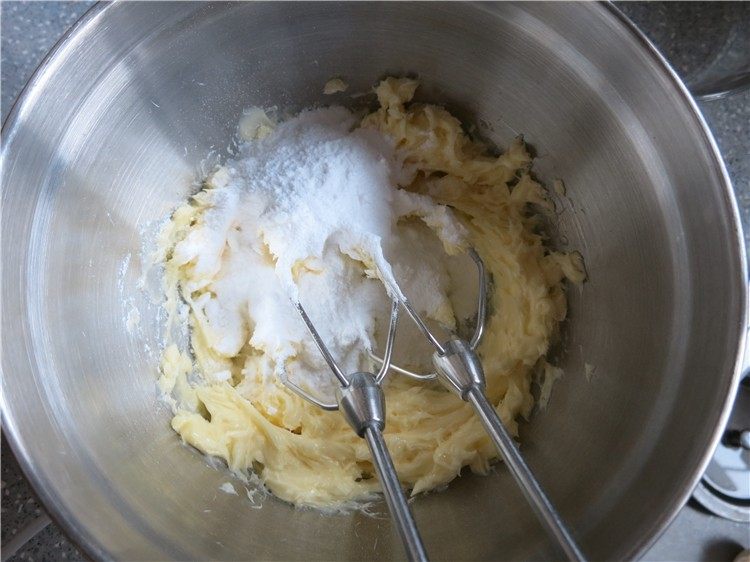 好吃的根本刹不住啊--焦糖杏仁酥饼,将奶油室温软化后，用打蛋器搅打几下