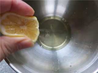 入口即化蛋白糖,蛋清放在无水无油的盆中，滴几滴柠檬汁