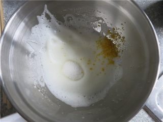 入口即化蛋白糖,打出大的粗泡，加入少许柠檬皮屑和1/3的糖