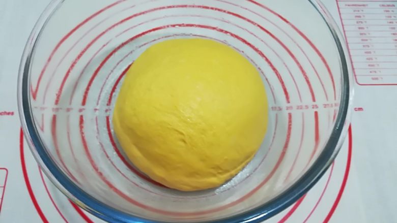 南瓜椰蓉面包（无油版）,滚圆放在温暖处发酵，有面包机可在面包机内启动发酵功能调时间即可