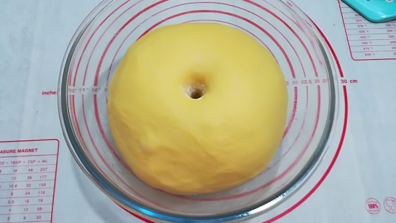 南瓜椰蓉面包（无油版）,发酵好的面团，用手粘点面粉戳一个洞不回缩就是发酵好了