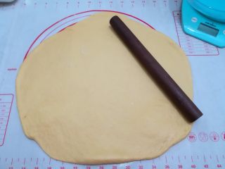 南瓜椰蓉面包（无油版）, 发酵好的面团拿出来排气