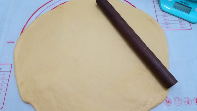 南瓜椰蓉面包（无油版）, 发酵好的面团拿出来排气