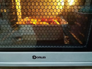 南瓜椰蓉面包（无油版）,送进提前预热好的烤箱上火150度下火175度25分钟，顶部上色要及时盖锡纸