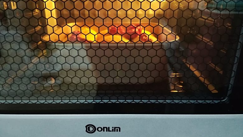 南瓜椰蓉面包（无油版）,送进提前预热好的烤箱上火150度下火175度25分钟，顶部上色要及时盖锡纸