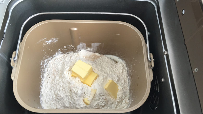 香酥肉松面包,将主材料全部放入面包机中，启动标准面包菜单进行揉面。