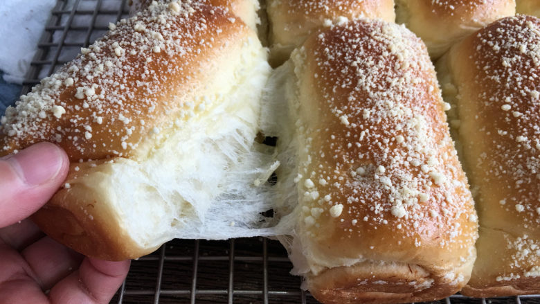 香酥肉松面包,烘烤结束后取出面包，放在晾网上晾凉。