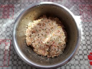 油炸糯米丸子,带上一次性手套慢慢的揉均匀，揉到肉和糯米饭粘手就可以