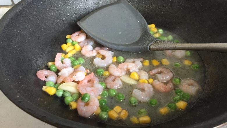 三鲜小米锅巴,加入焯水后的杂蔬翻炒均匀后加适量的清水