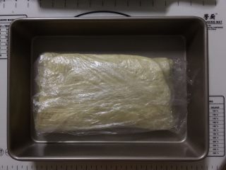 椰蓉麻花排包,放入烤盘中，盖保鲜膜冷冻25分钟左右