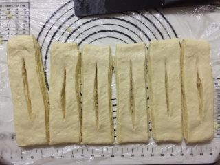 椰蓉麻花排包,在每一个面片中间割长口