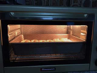 椰蓉麻花排包,送入预热好的烤箱中下层，170度，30-35分钟