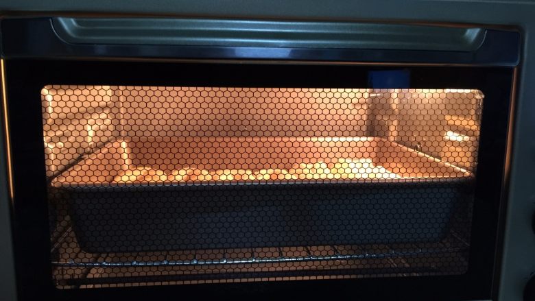 椰蓉麻花排包,送入预热好的烤箱中下层，170度，30-35分钟