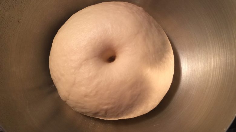 流沙起酥包,第一次发酵到原来的2倍大，用手轻轻将面团挤压排除气泡，放入冰箱冷藏室静置松弛20分钟