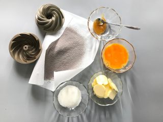 黑米旋风小蛋糕,准备材料和模具，黑米粉、低盘面粉和泡打粉先混合过筛。