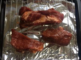 蜜汁叉烧,取出腌制好的猪肉放在烤架上