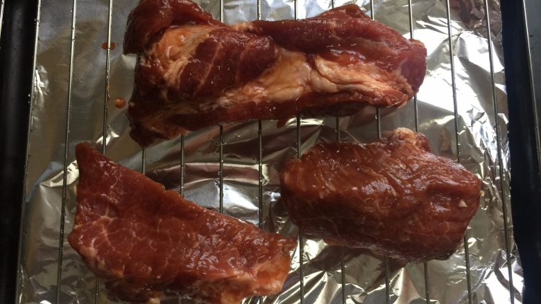 蜜汁叉烧,取出腌制好的猪肉放在烤架上