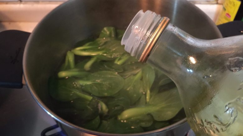 酿木耳,小菜心洗净，放入开水中绰熟，加点盐和油