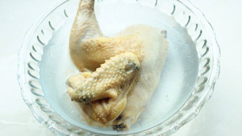 葱油白斩鸡,投入冰水，浸泡一会，中间换水一次。