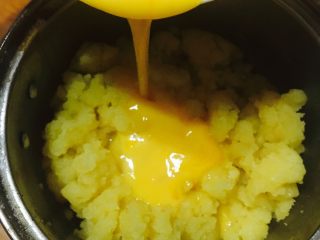鲜果泡芙,待面粉糊温热不烫手时.分3-5次加入蛋液，每加一次搅拌均匀才可以加入第二次。