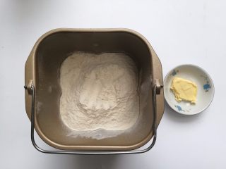 淡奶油吐司面包,1.所有材料除黄油外放入面包桶