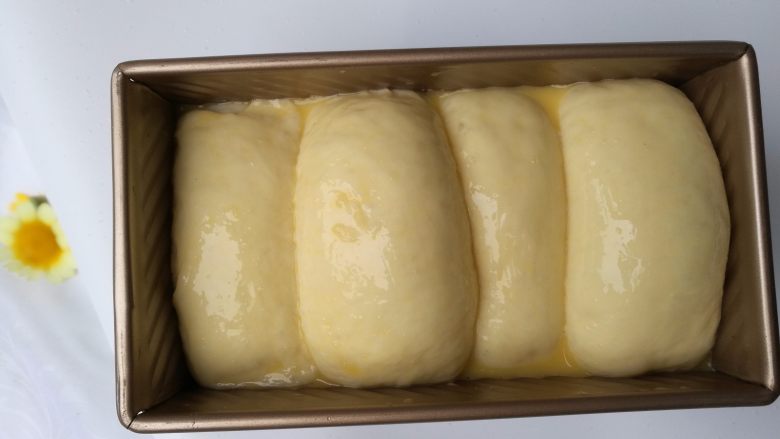 淡奶油吐司面包,13.发酵至八分满的样子就拿出来，表面刷上鸡蛋液，烤箱165度预热