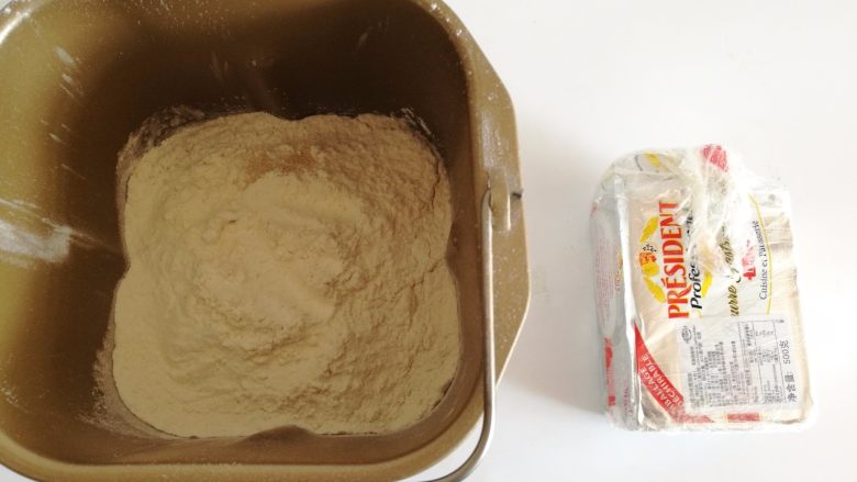 手撕花朵面包,1.除黄油外，其他材料全部放入面包桶
