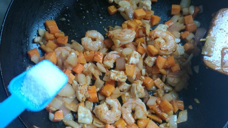 剩米饭华丽大变身——虾仁焗饭,放适量盐调味。