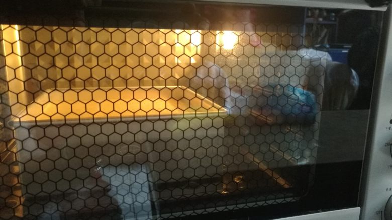 日本长崎蛋糕,送入预热好的烤箱，上下火170度烘烤60分钟。