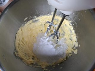 百香果磅蛋糕,加入糖粉，电动打蛋器打发。