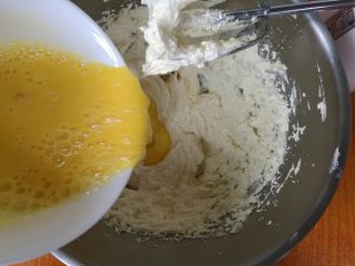 百香果磅蛋糕,分三次加入蛋液，每加入一次打发均匀后再加入下一次。