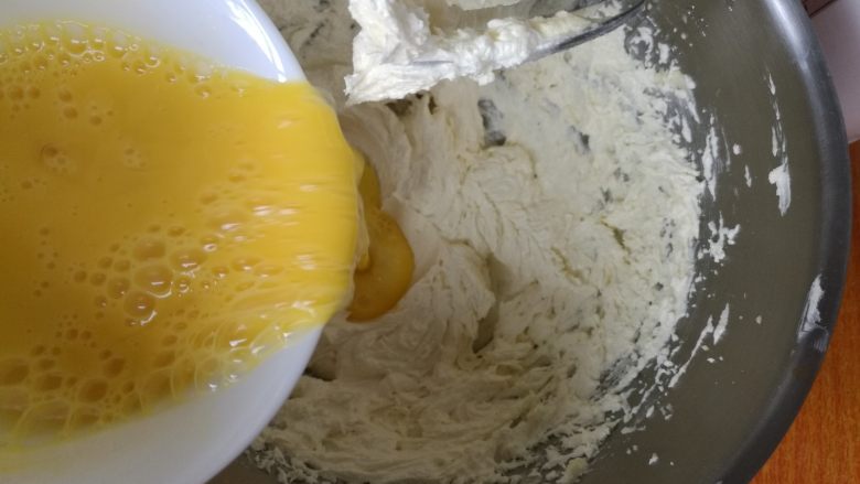 百香果磅蛋糕,分三次加入蛋液，每加入一次打发均匀后再加入下一次。